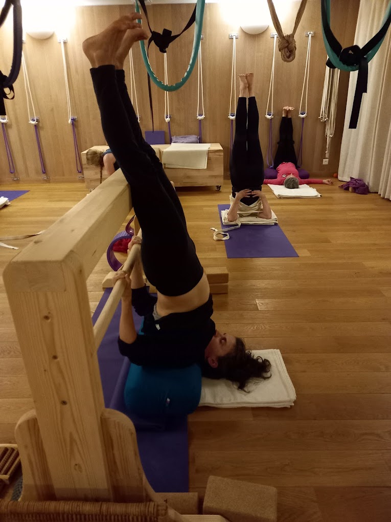 Cours de Yoga Iyengar dans la salle du Centre de Yoga Vallée de Clisson