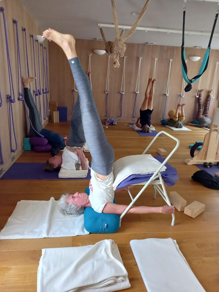 Cours de Yoga Iyengar dans la salle du Centre de Yoga Vallée de Clisson