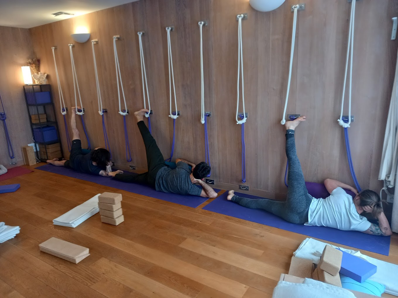 Cours de Yoga Iyengar dans la salle du Centre de Yoga Vallée de Clisson