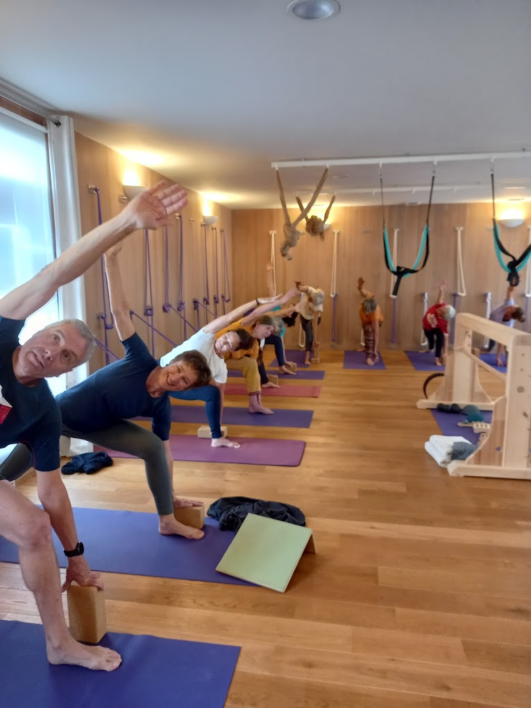 Cours de Yoga Iyengar dans la salle du Centre de Yoga Vallée de Clisson