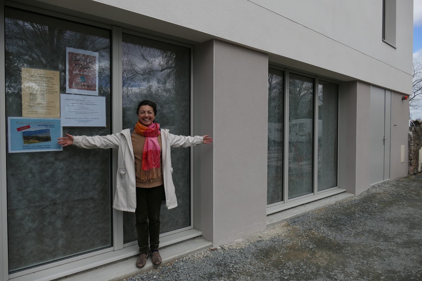 Cristina de Lorenzo devant l’entrée du Centre de Yoga Vallée de Clisson