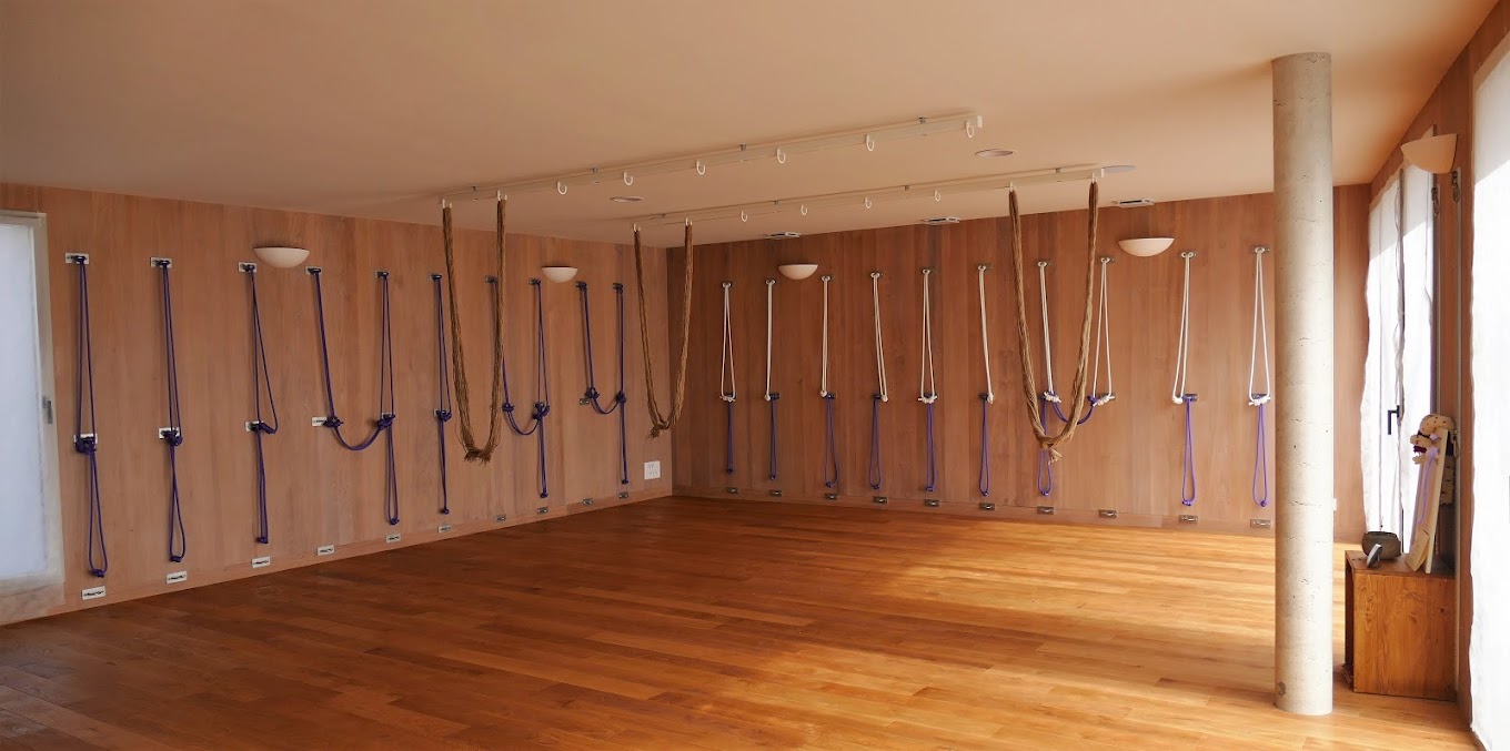 Salle équipée pour le Yoga Iyengar du Centre de Yoga Vallée de Clisson